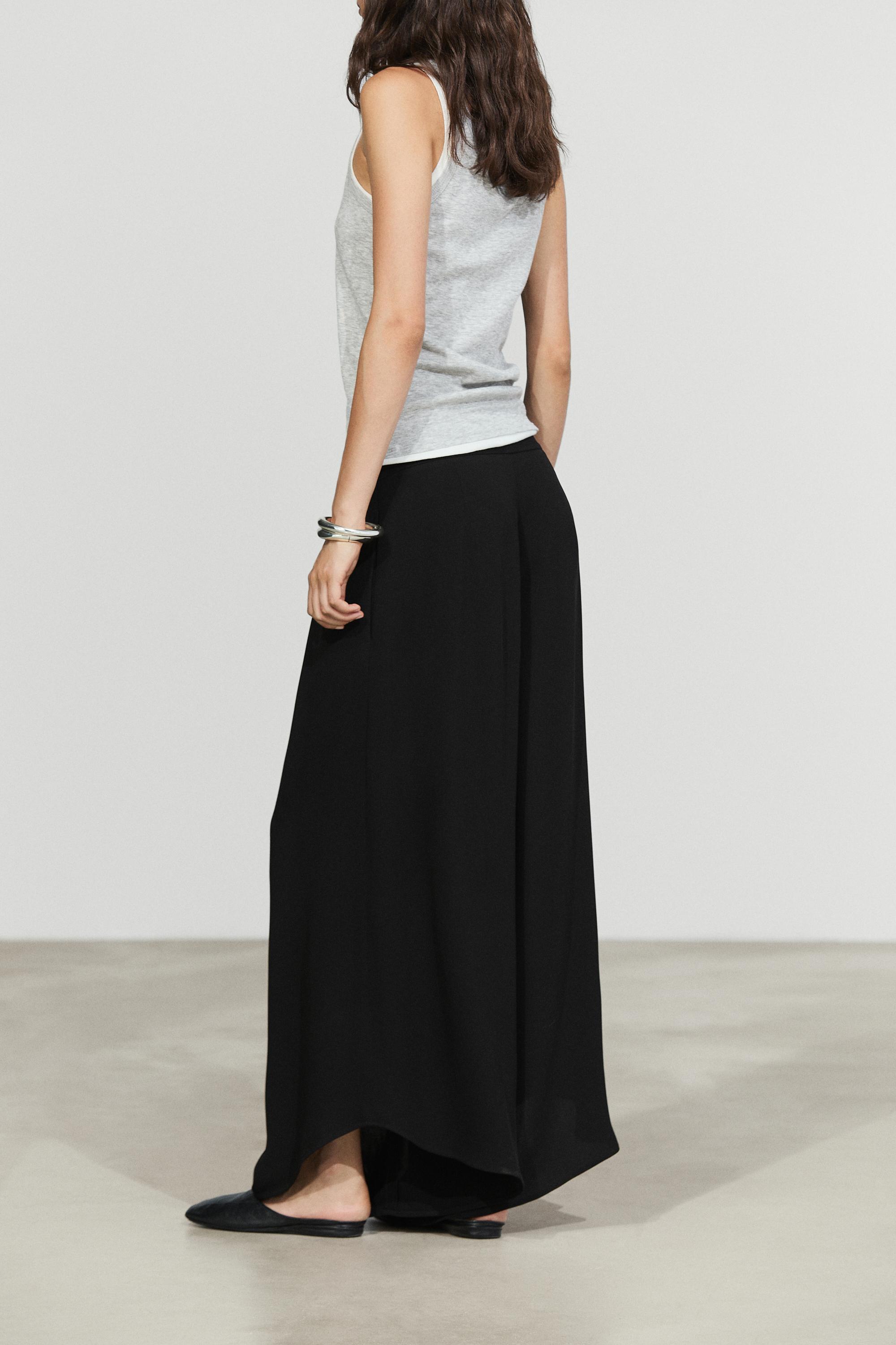 Voluminous wide-leg pleated pants